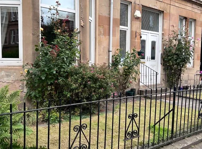 Victorian 3 Bedroom Main Door Flat, King Size Beds , Large شقة