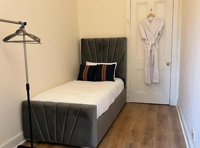 Victorian 3 Bedroom Main Door Flat, King Size Beds , Large Apartman *