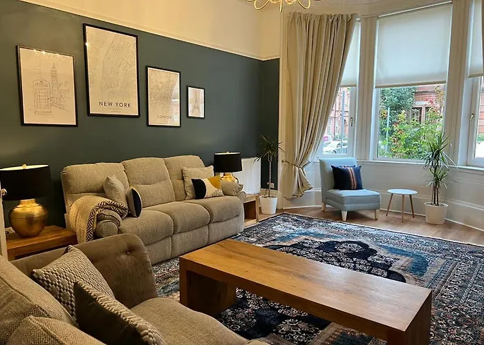 Victorian 3 Bedroom Main Door Flat, King Size Beds , Large Glasgow