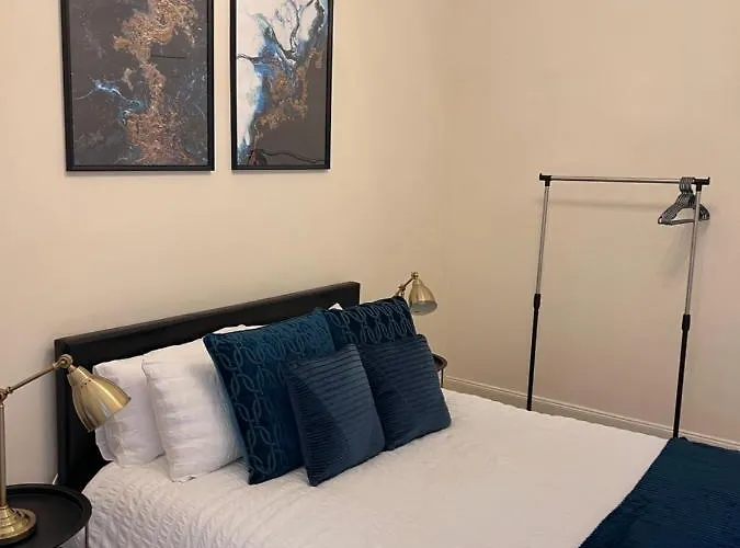 Victorian 3 Bedroom Main Door Flat, King Size Beds , Large