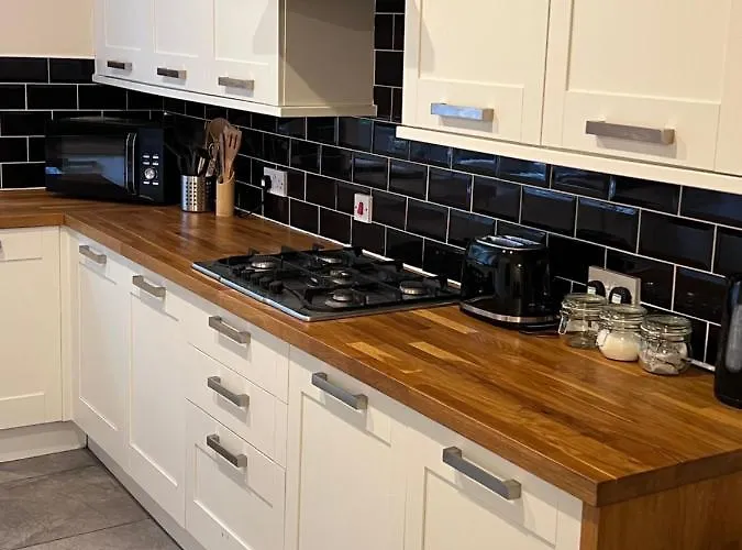 Victorian 3 Bedroom Main Door Flat, King Size Beds , Large Apartman *