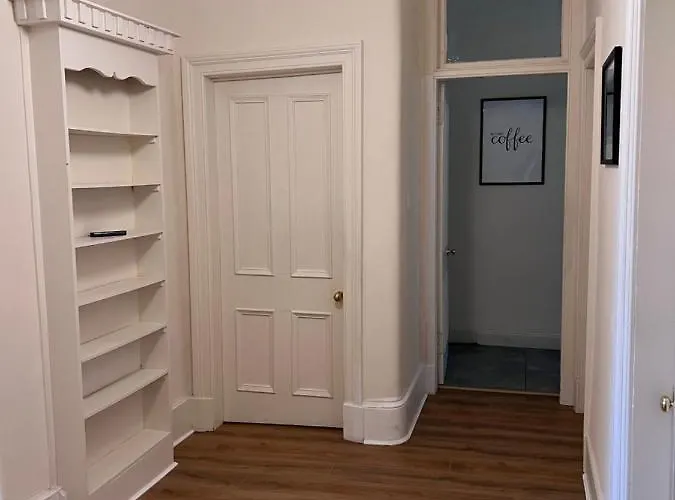 Victorian 3 Bedroom Main Door Flat, King Size Beds , Large Apartman Glasgow