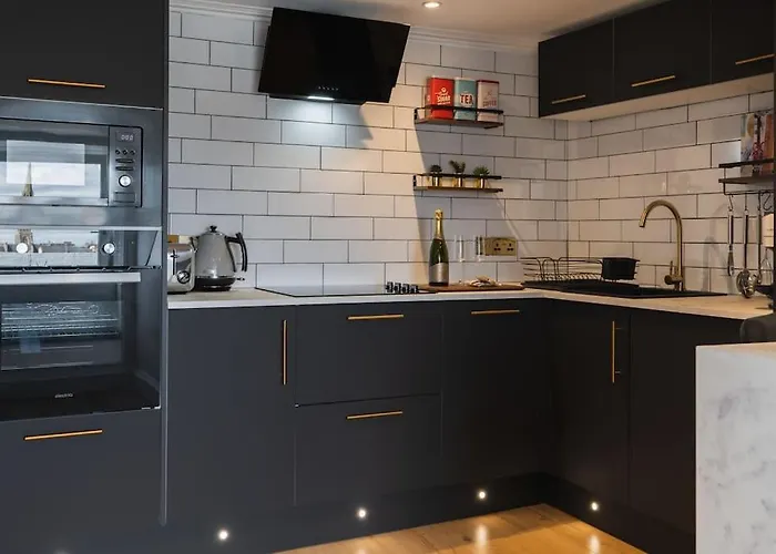 The West End Loft - 5* Retreat - Private Parking! *