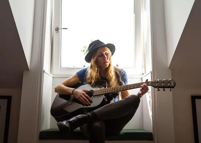 The West End Loft - 5* Retreat - Private Parking!