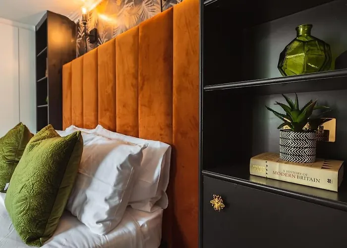 The West End Loft - 5* Retreat - Private Parking! דירה *