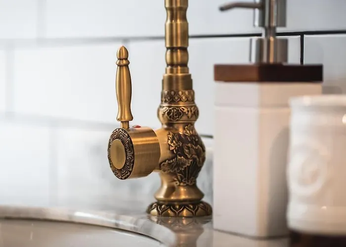 Apartment The West End Loft - 5* Retreat - Private Parking! *