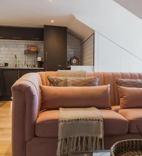 Apartment The West End Loft - 5* Retreat - Private Parking! *