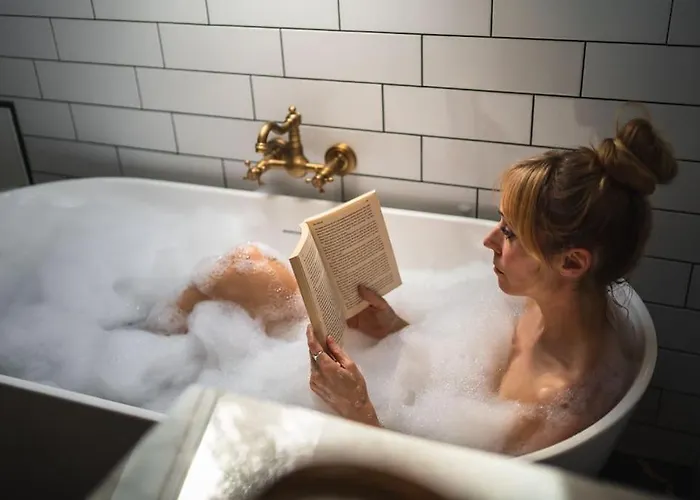 The West End Loft - 5* Retreat - Private Parking!