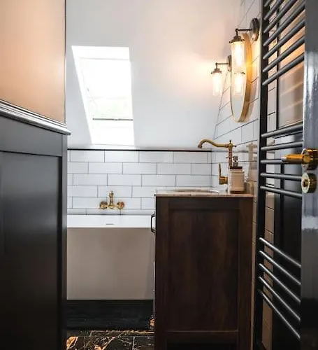 The West End Loft - 5* Retreat - Private Parking! *