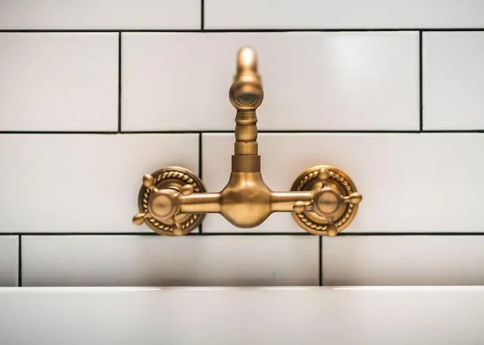 The West End Loft - 5* Retreat - Private Parking! *