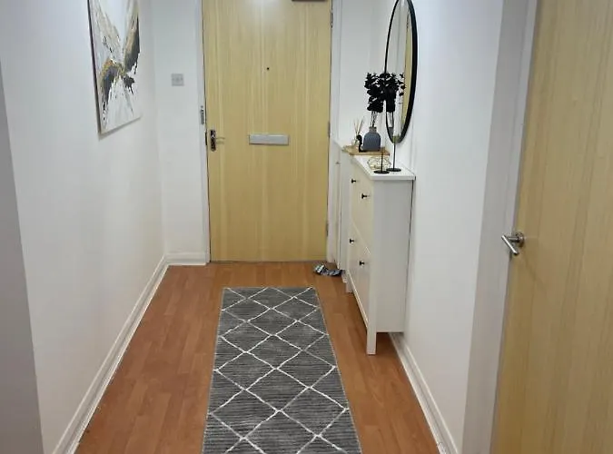 Entire 2 Bedroom Beautiful Newly Furnished Flat *