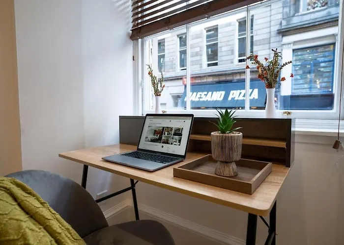 The Escape - 5* In The Heart Of Glasgow! *