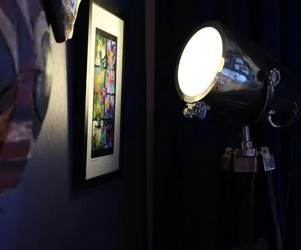 2 Bed In Great Location 15-20 Minutes Walk To Sec *