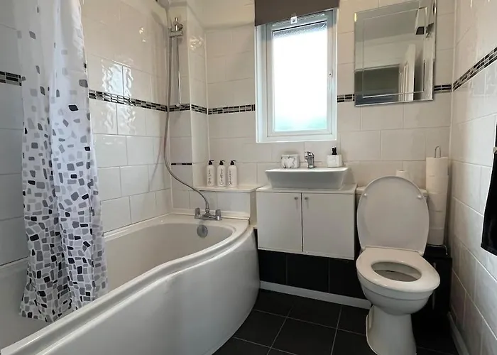 Spacious Near בית נופש