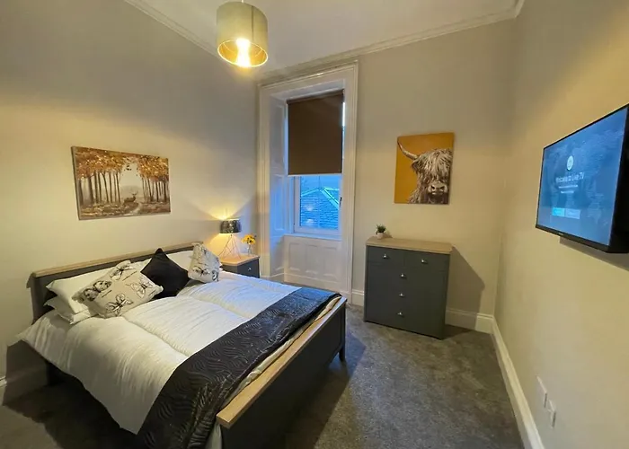 Traditional 5 Bedroom Centre Apartment