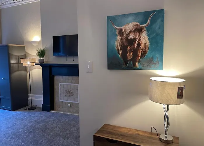 Traditional 5 Bedroom Centre Apartment Glasgow