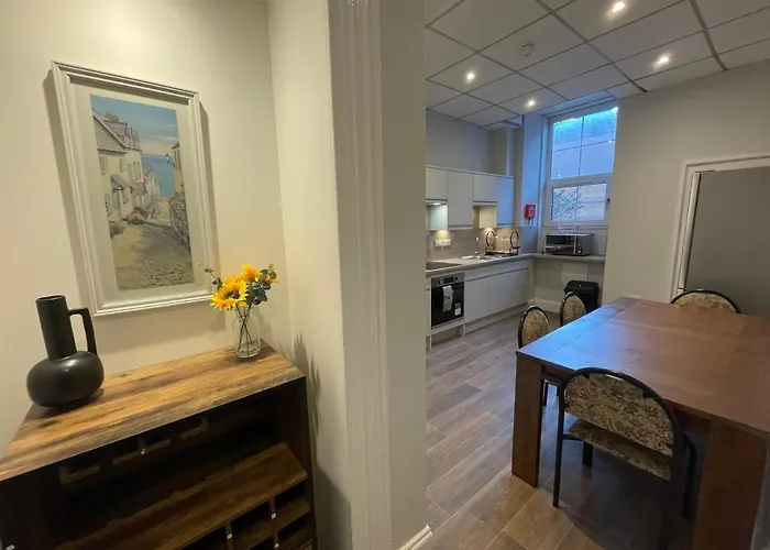 Traditional 5 Bedroom Centre Apartment