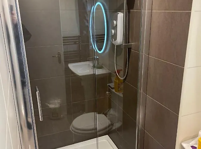 Traditional 5 Bedroom Centre