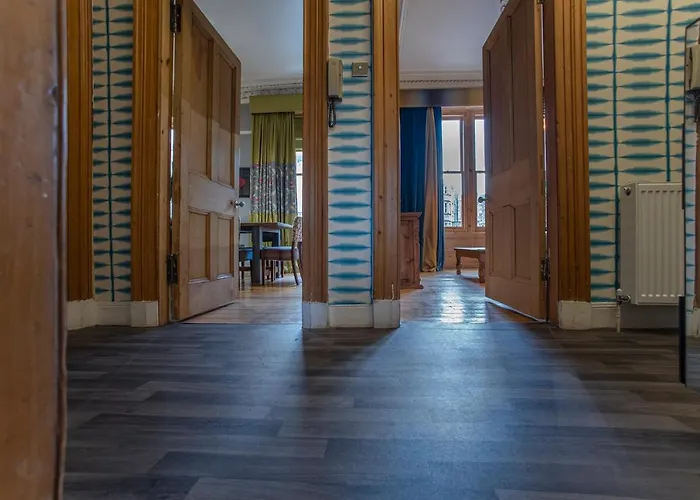 2 Bed In Great Location 15-20 Minutes Walk To Sec * גלאזגו