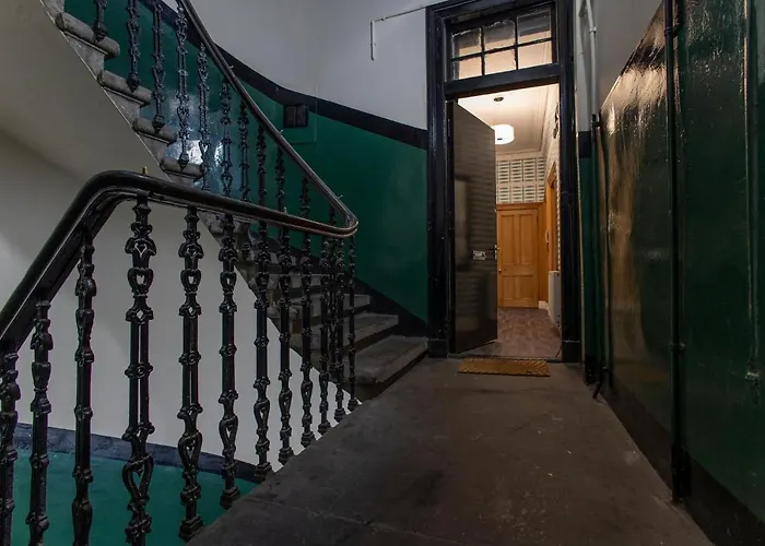 2 Bed In Great Location 15-20 Minutes Walk To Sec Daire