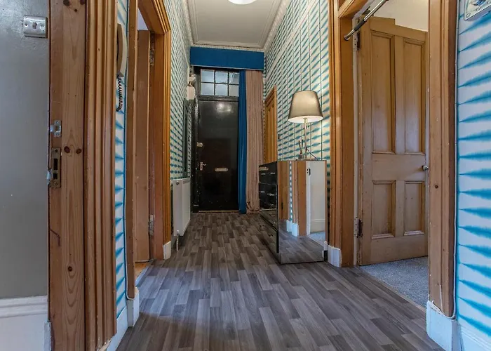 2 Bed In Great Location 15-20 Minutes Walk To Sec דירה גלאזגו