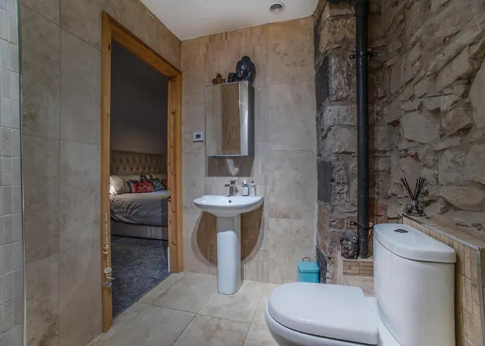 2 Bed In Great Location 15-20 Minutes Walk To Sec *