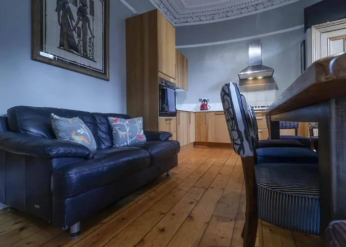 2 Bed In Great Location 15-20 Minutes Walk To Sec Daire