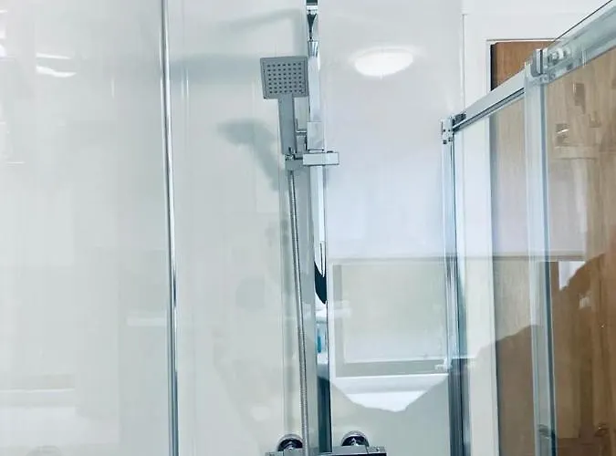 Modern 2 Bedroom With Free Parking