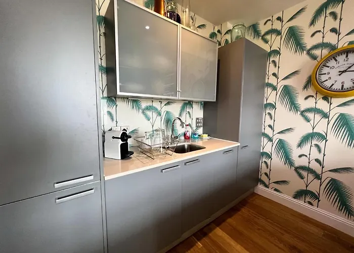 3-bed Bonny Flat - West End Centre