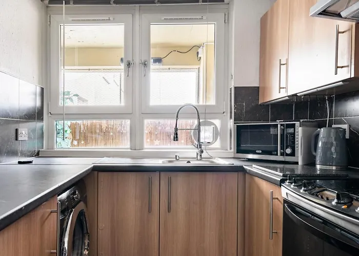 Apartment Lovely 1-bedroom With Balcony In West End