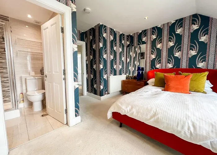 3-bed Bonny Flat - West End Centre *