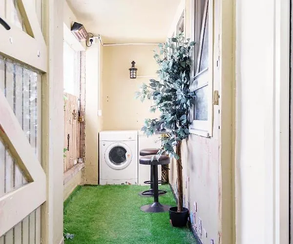 Apartament Lovely 1-bedroom With Balcony In West End *