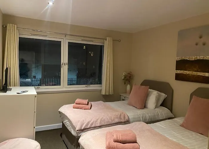 Centre 2 Bedroom Apartment, Secure Parking. Appartement *