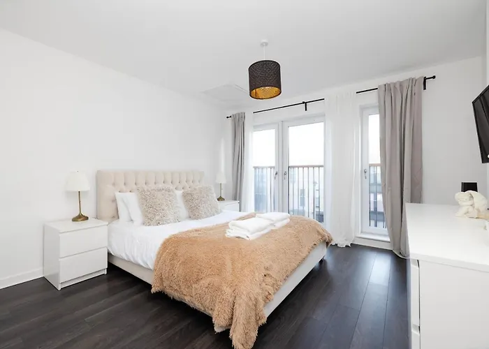 Casa de Férias Stylish 3br With Garden & Free Parking - Near O2 Academy & Centre