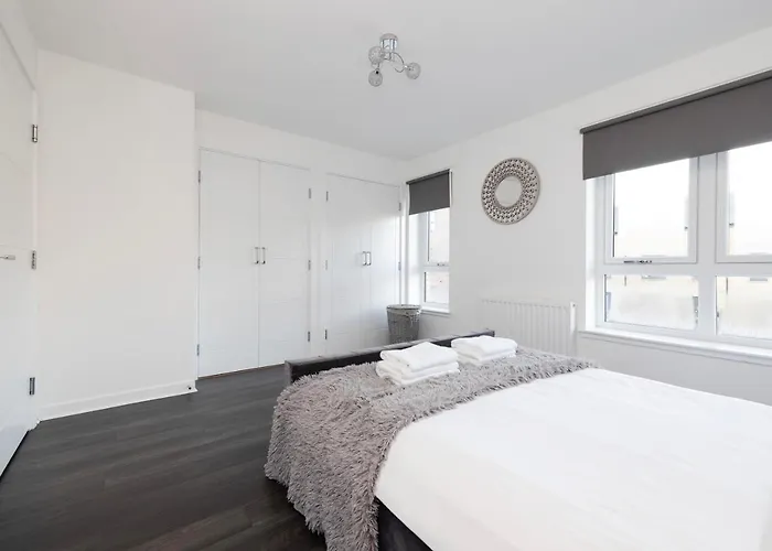 Casa de Férias Stylish 3br With Garden & Free Parking - Near O2 Academy & Centre