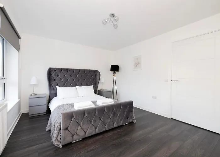 Casa de Férias Stylish 3br With Garden & Free Parking - Near O2 Academy & Centre *