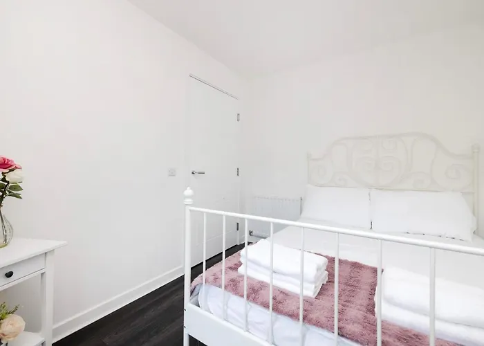 Casa de Férias Stylish 3br With Garden & Free Parking - Near O2 Academy & Centre