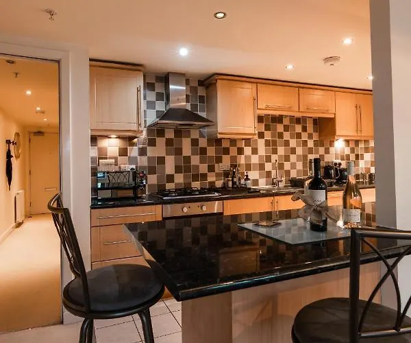 West End Escape - Prime Location Apartment *