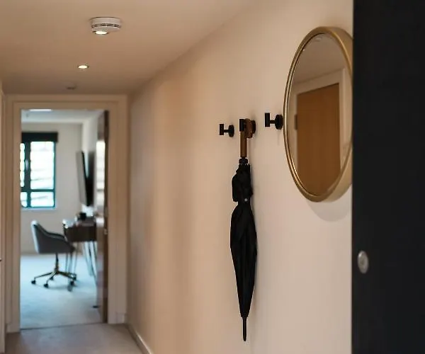 West End Escape - Prime Location Apartment *