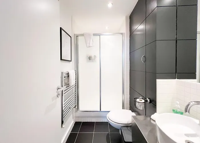 Lovely 2 Bed Duplex With Hydro Views Glasgow