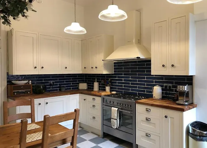 Spacious 3 Bed Flat In The Heart Of The West End. *