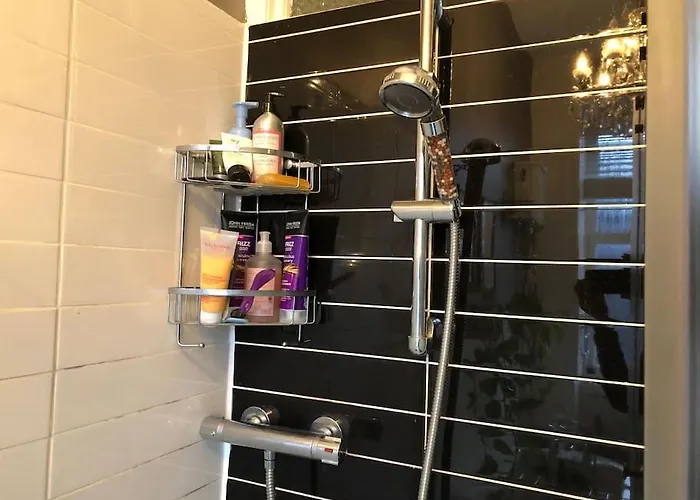 Spacious 3 Bed Flat In The Heart Of The West End. Glasgow