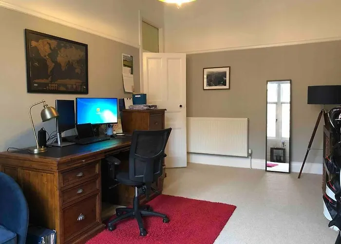 Spacious 3 Bed Flat In The Heart Of The West End. شقة *