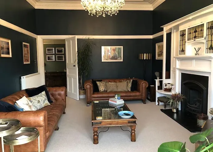 Spacious 3 Bed Flat In The Heart Of The West End.