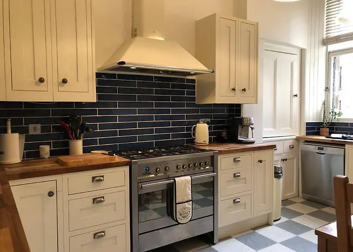 Spacious 3 Bed Flat In The Heart Of The West End. غلاسغو