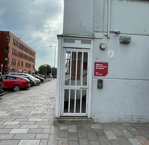 West End Hidden Gem - Modern 2-bedroom With Residents Patio Glasgow