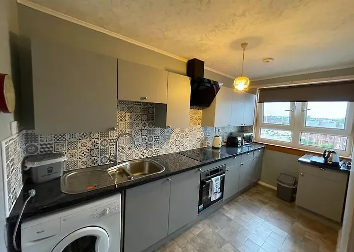 West End Hidden Gem - Modern 2-bedroom With Residents Patio Apartamento