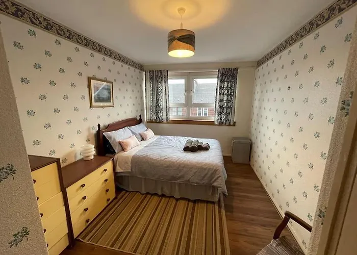 West End Hidden Gem - Modern 2-bedroom With Residents Patio * Glasgow