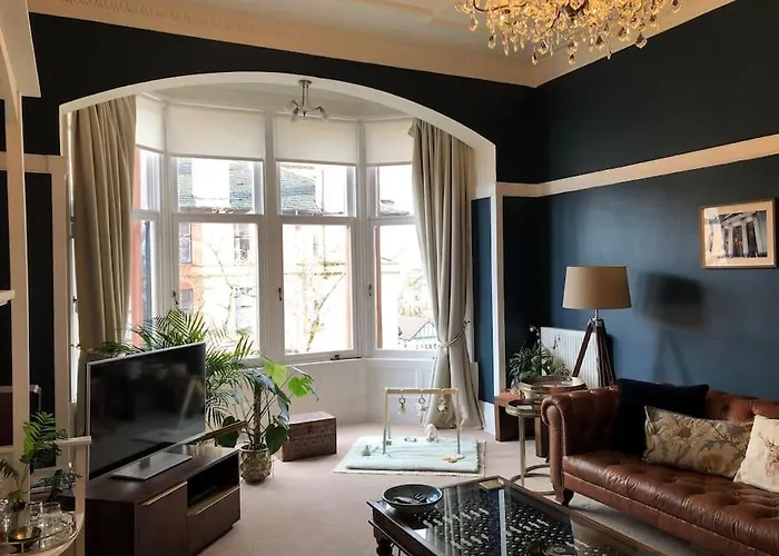 Spacious 3 Bed Flat In The Heart Of The West End. *