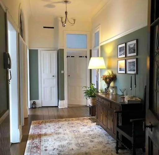 Spacious 3 Bed Flat In The Heart Of The West End. *